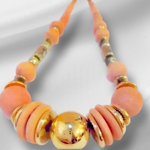 Beautiful Vintage “Golden Girls” Style Wooden Disk Coral Statement Necklace - Picture 2 of 8